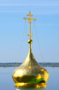20161362-Golden-orthodox-cross-Church-of-St-John-the-Baptist-in-Nizhny-Novgorod-Russia-on-a-Volga-river-Churc-Stock-Photo  