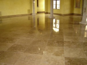 Spacious-House-Interior-Swirl-Pillars-High-Gloss-Travertine-Tile-Floor-915x686  